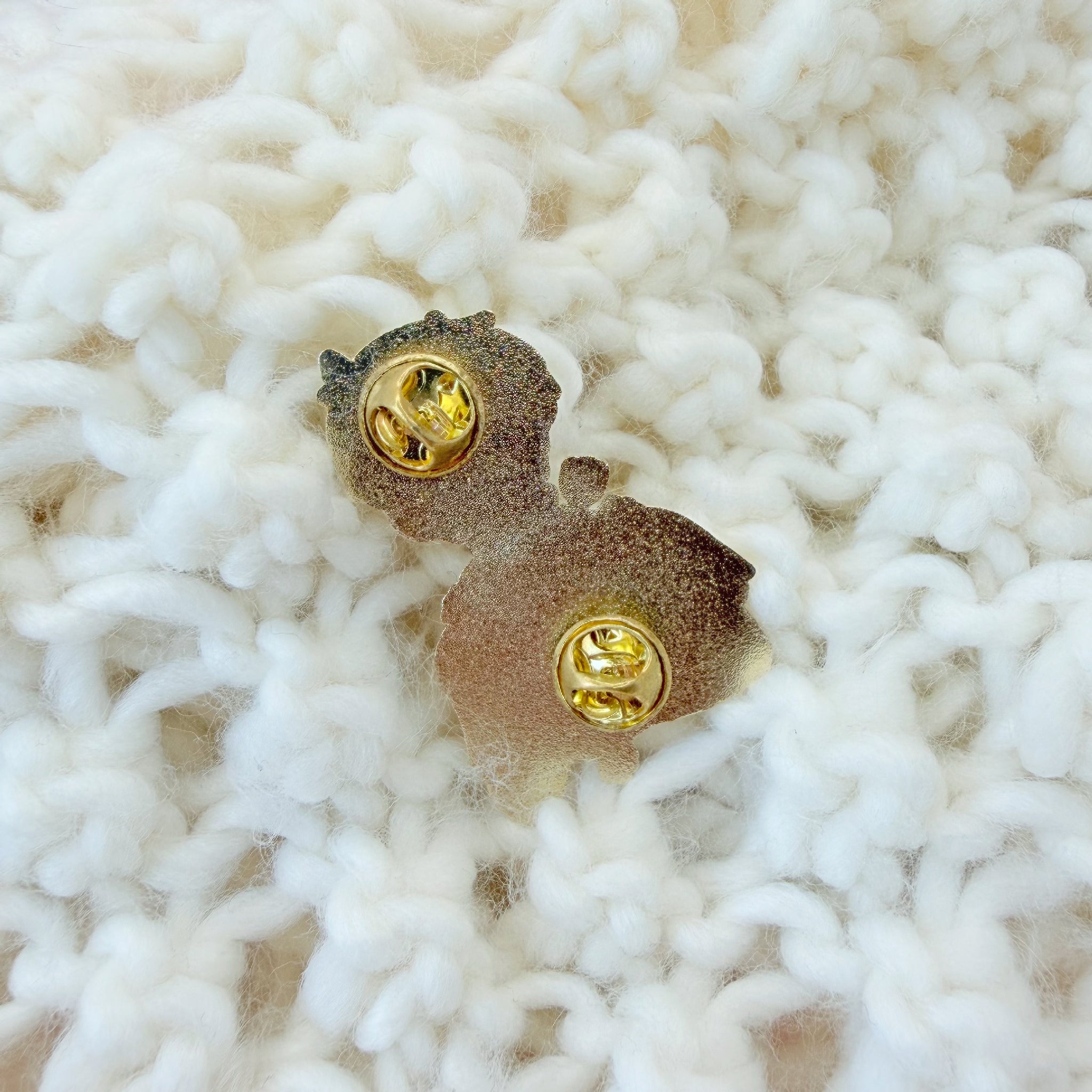 Crying boy's flowers - Pin's en émail